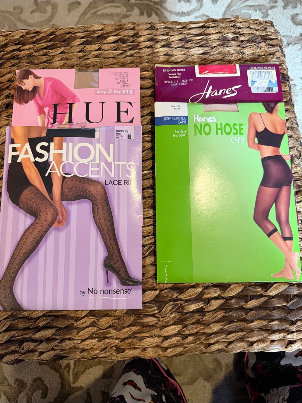 HUE Fashion Accents Lace Rib Tights + Hanes No Hose Capri (Black)
